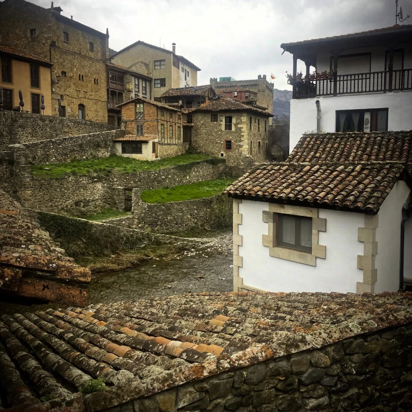 River Stones.  Water is life. In the past, most mountain settlements were made on rivers or near water sources. Access to the water is the obvious reason, but in much of #NorthernSpain, rolled river cobbles provided building materials for houses.  St