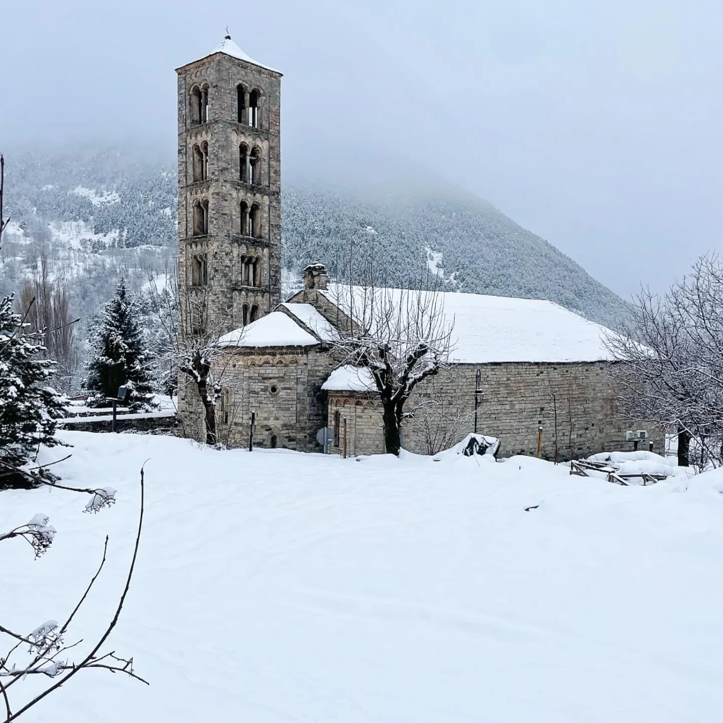 Romanesque Snows.  At 5,000 ft, this Romanesque basilica spends most of the winter covered in white.  Lots of French/Italian air in this Pyrenees area.
#romanesque #architecture #SpainTour /#customtours #privatetour