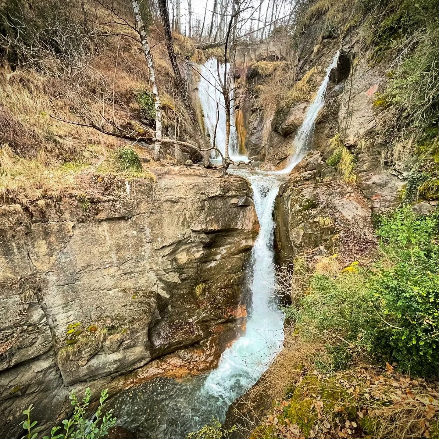 Y Falls.  Water flowing off the headland comes together to start a steep and deep slot canyon with recurring series of falls and pools all the way to the valley floor some 300m below. #waterfall #naturelovers #waterfallwednesday #waterfallhike #North