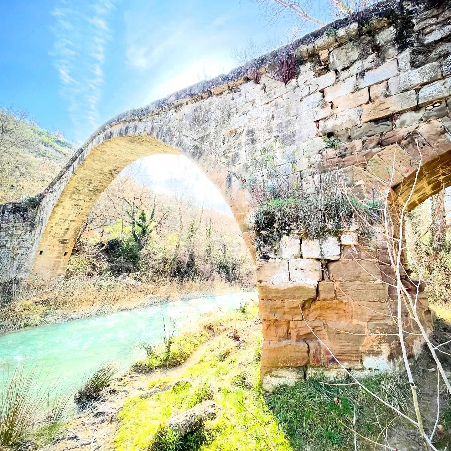 Sun Bridge. One of the thinest medieval bridges I&rsquo;ve ever run into. Just one row of stones at the apex of the arch. Run, don&rsquo;t walk. #bridge #medieval #NorthernSpain  #customtours #privatetour