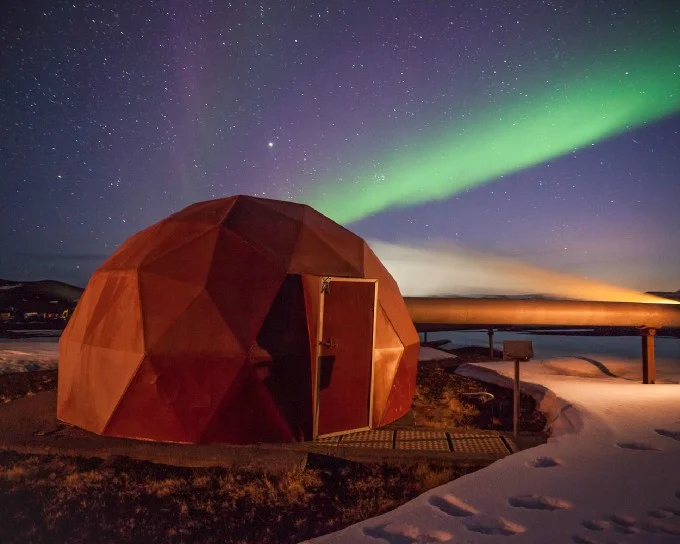 Wellhead and aurora. 30 seconds, f/4, ISO 3200.