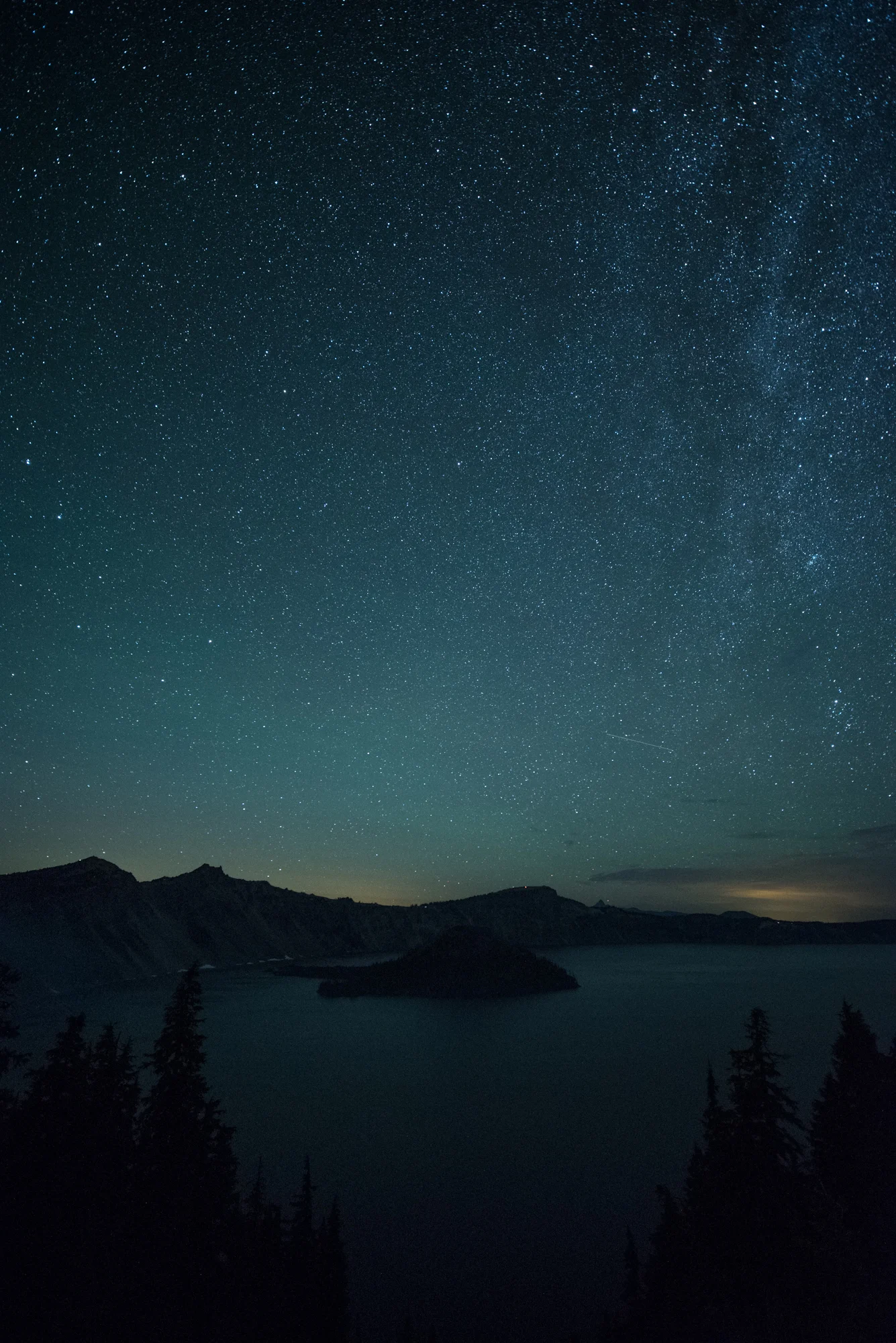 Figure 12. Crater Lake National Park, Oregon. 30 seconds, f/2.8, ISO 6400. Ambient temperature approximately 43 F. (Click/tap for larger view.)