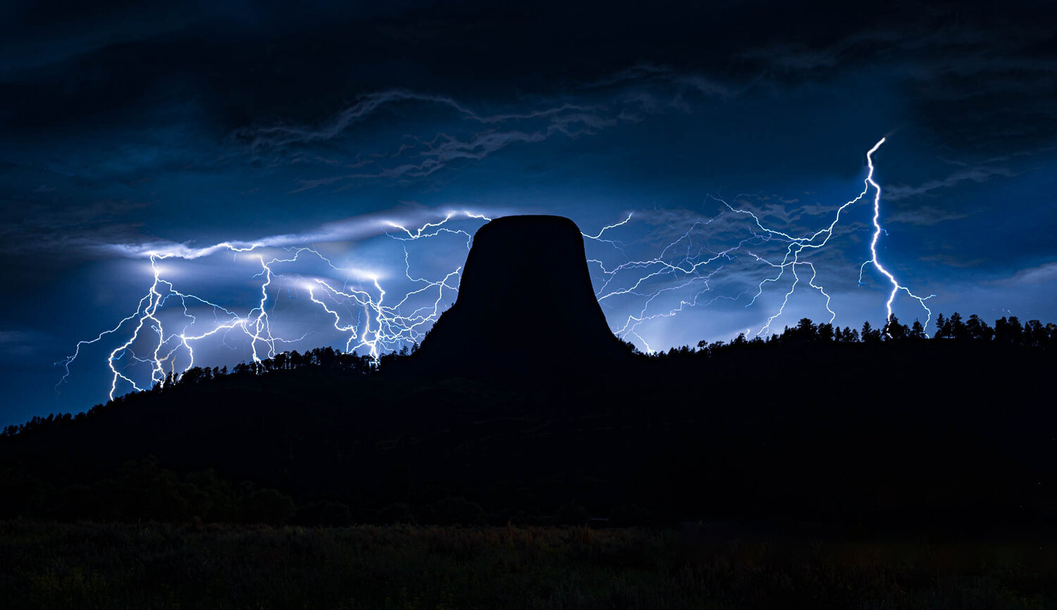 Lightning Over Devils Tower High-Res Stock Photo - Getty Images