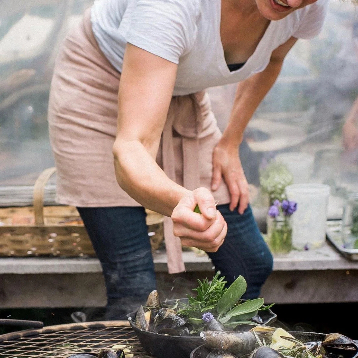 💞 Our pale and dusty Rose Linen is one of our customer's favorite colors, and for a limited time, 20% off!

Use code 20APRONS through March 22 on all in stock aprons @ www.amphitritestudio.com, direct link in bio.

Thoughtfully made, compliment grab