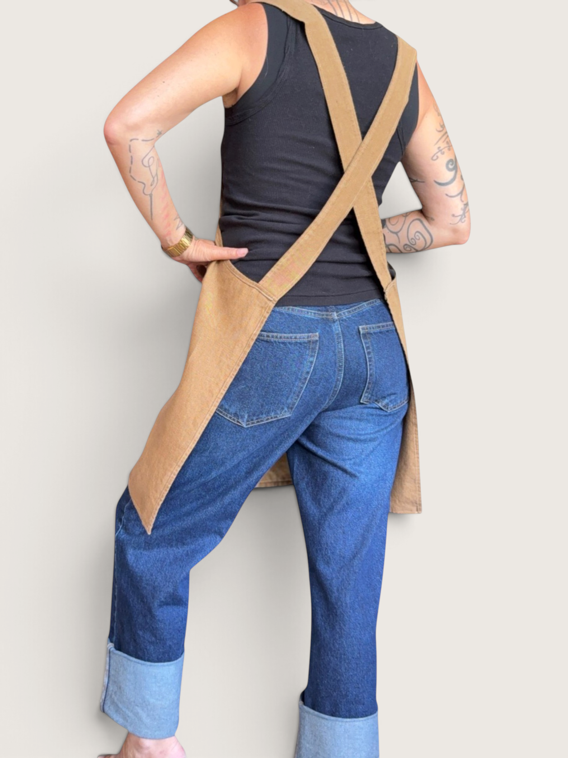 crossback-aprons-in-studio-7.png