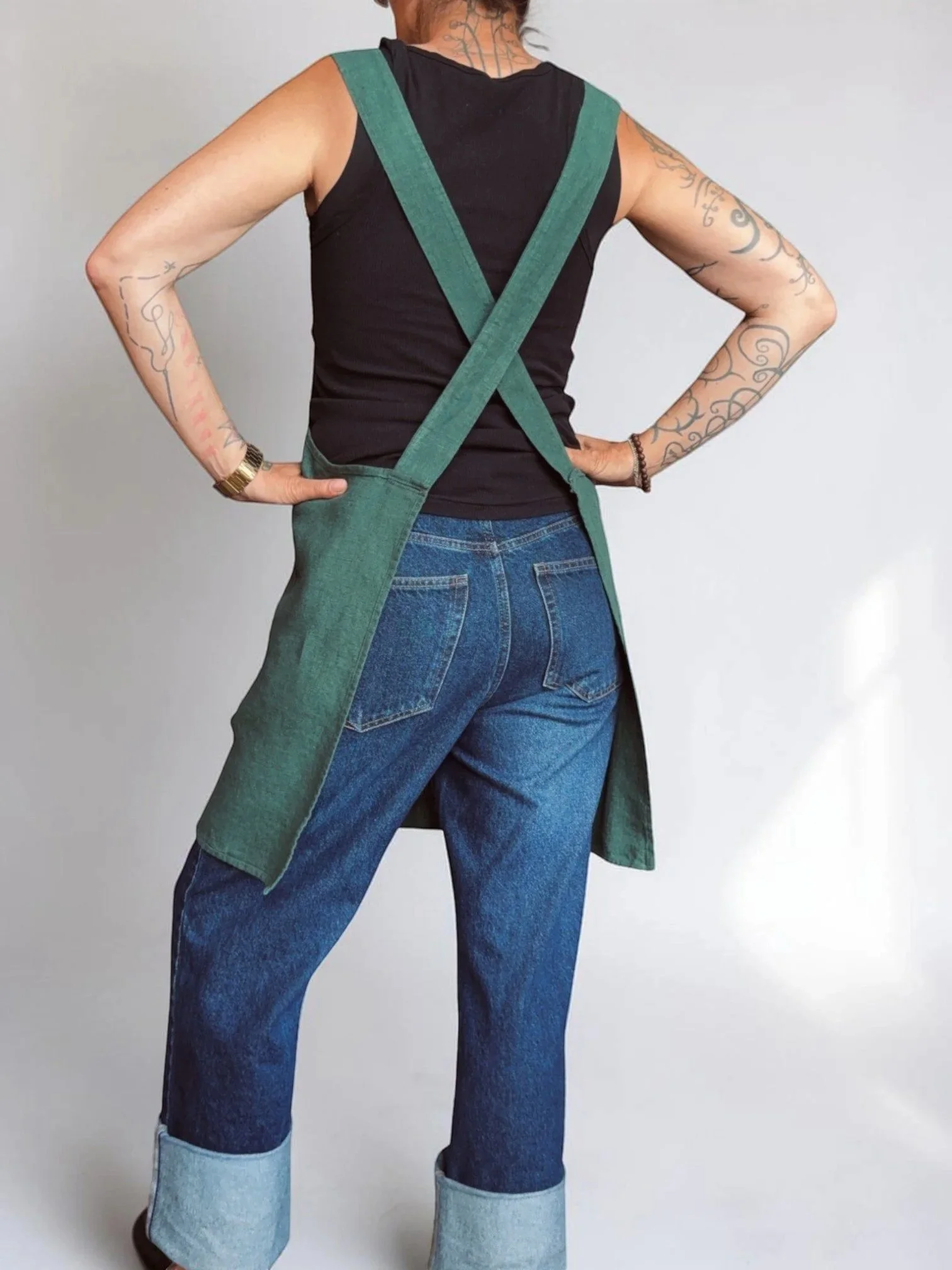 crossback-aprons-in-studio-30.jpg