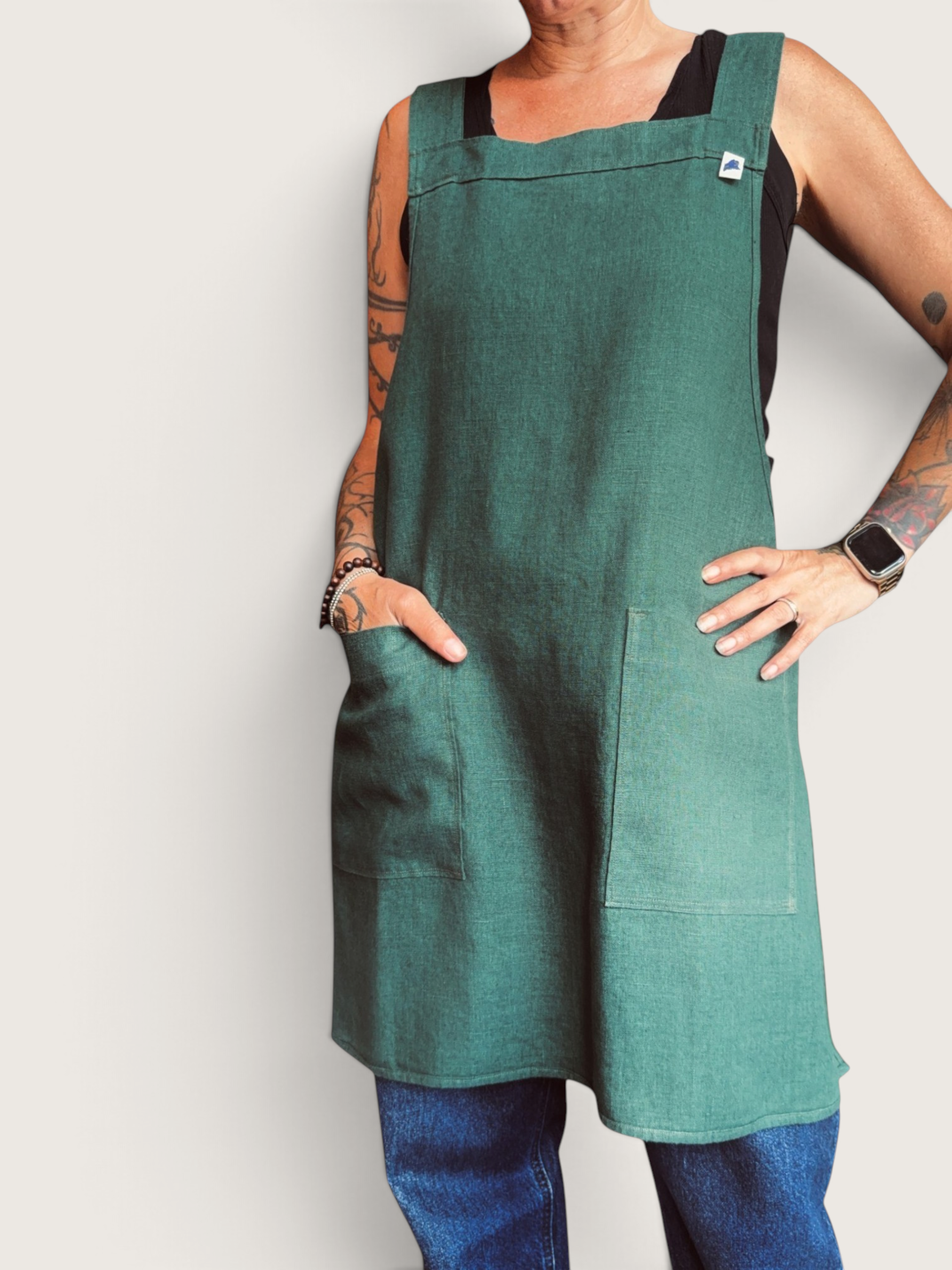 crossback-aprons-in-studio-23.png