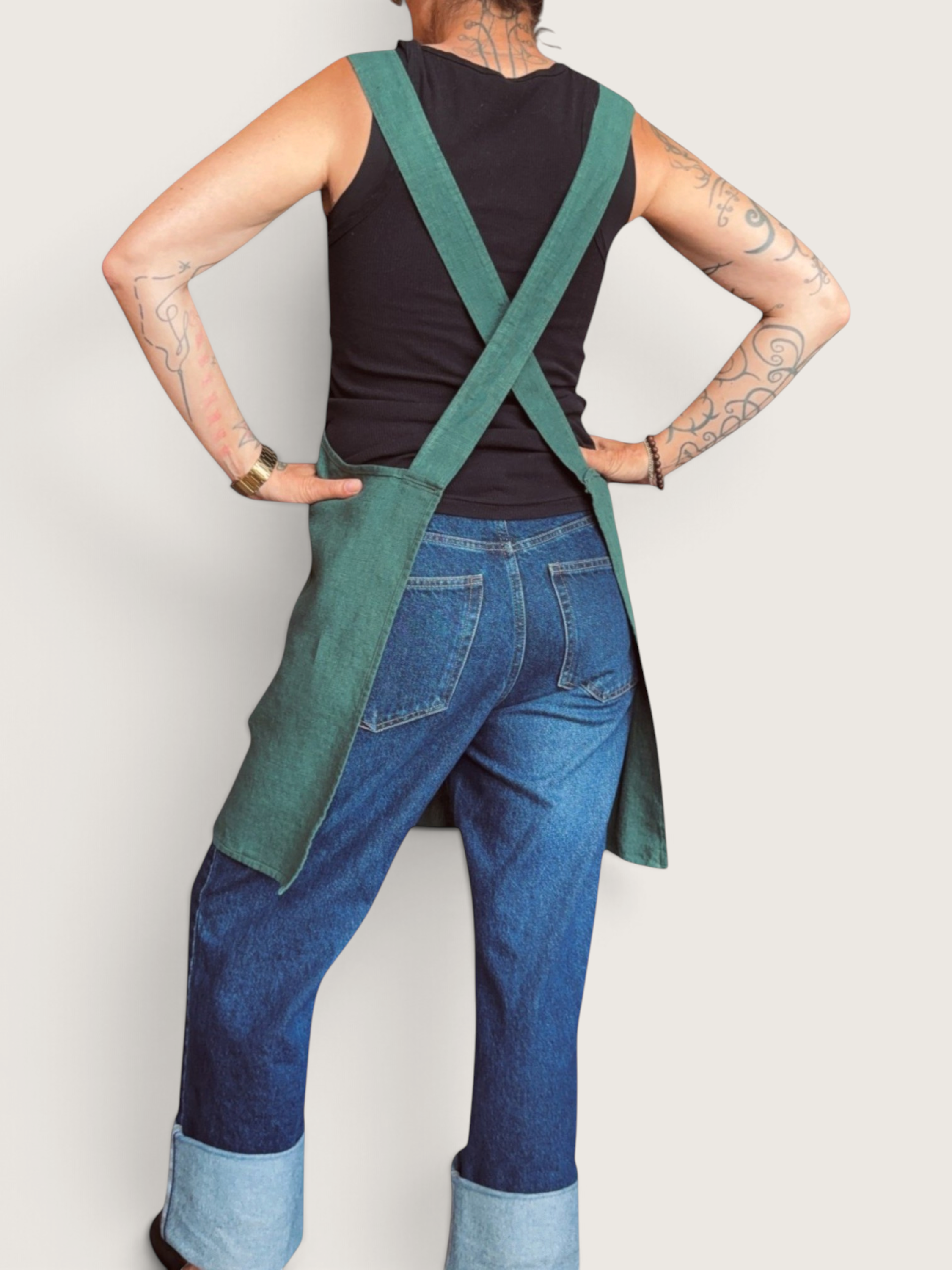 crossback-aprons-in-studio-30.png