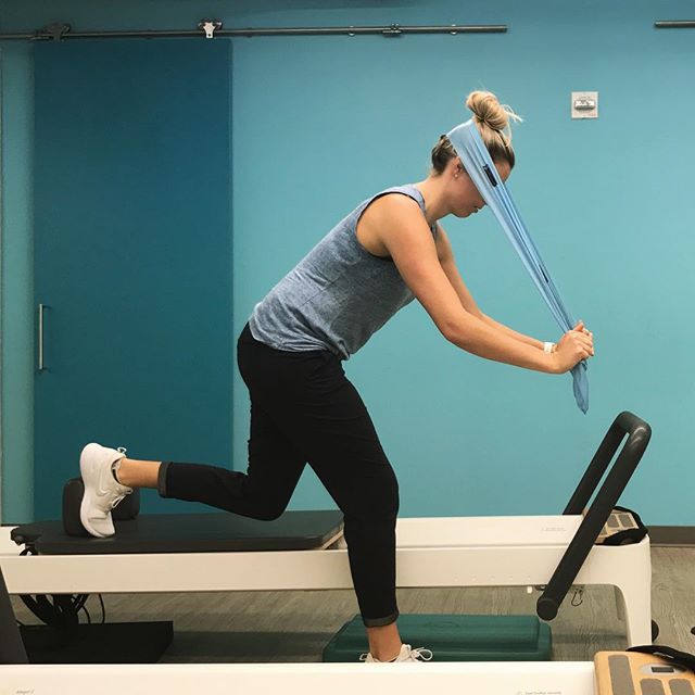 Preparing for the #levigranfondo metric century this weekend by building in neck control into my favourite scooter exercise #therapydiasf #physiotherapist #pilatesinstructor #functionaltraining #reformerpilates #neckstability