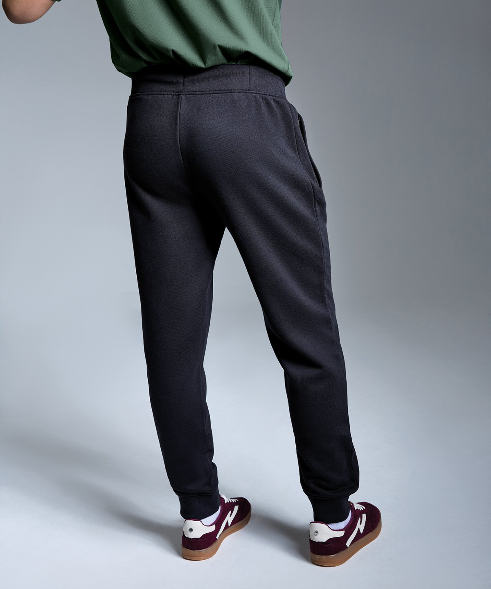 anthem-am030-jogging-bottom-model-3.png