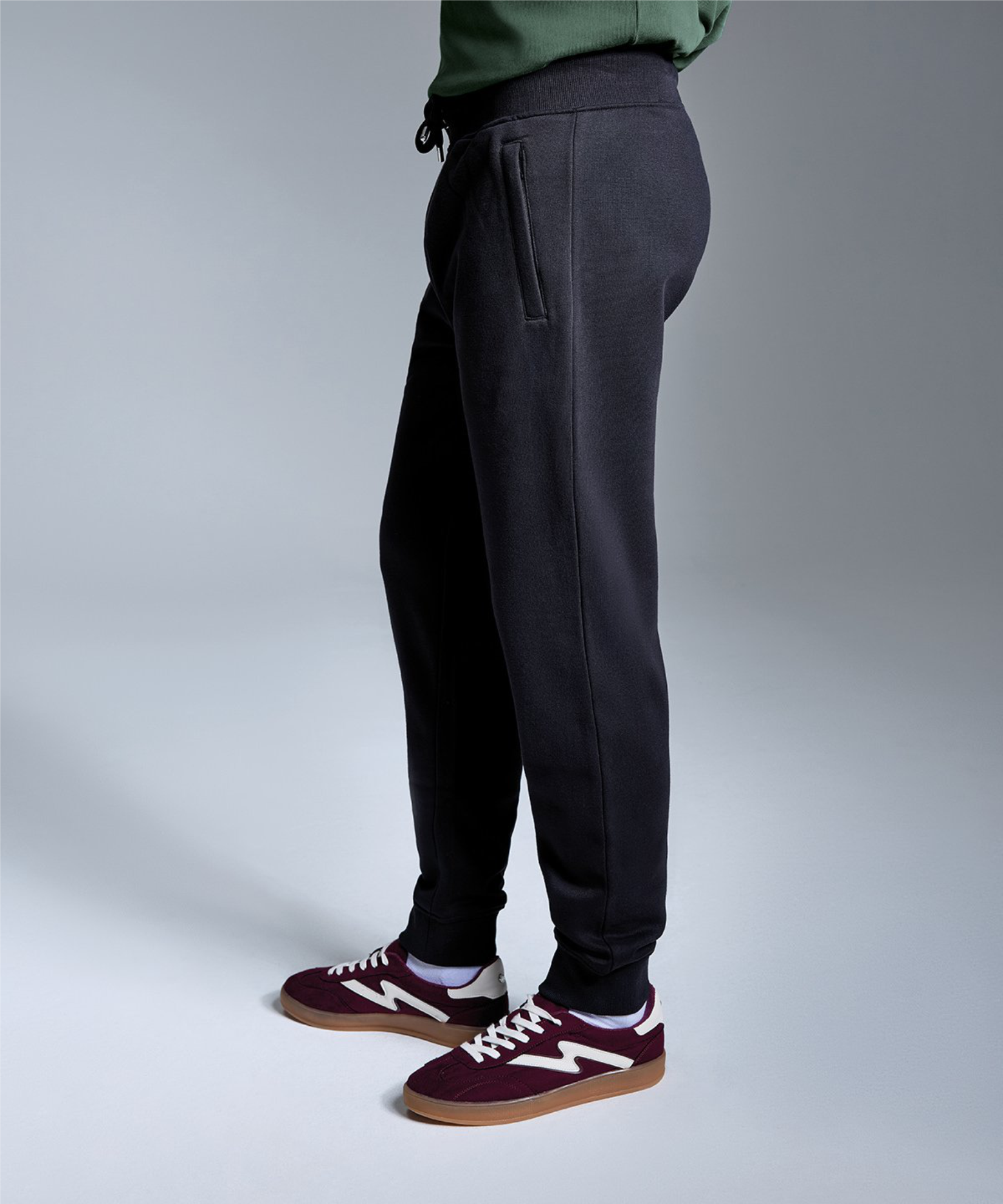 anthem-am030-jogging-bottom-model-2.png