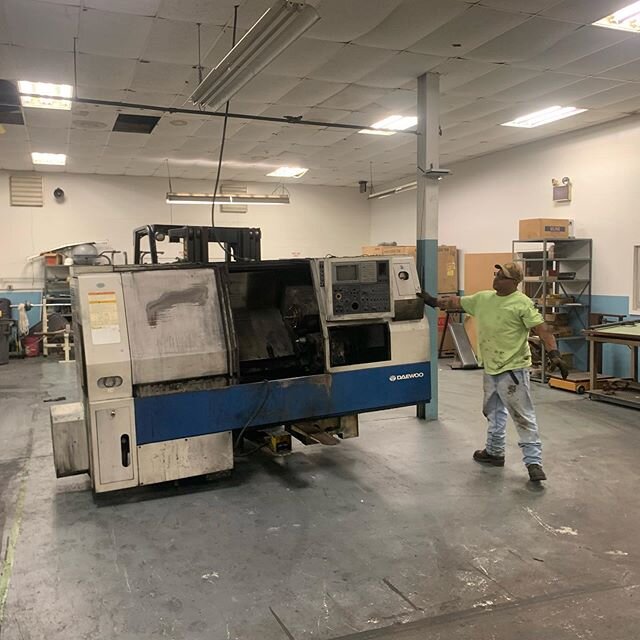 Out with the old, in with the new! #goodday #cncturning #livetooling #millturn @doosanmta @doosan_machinetools @doosangram @21st.century.machine.tools