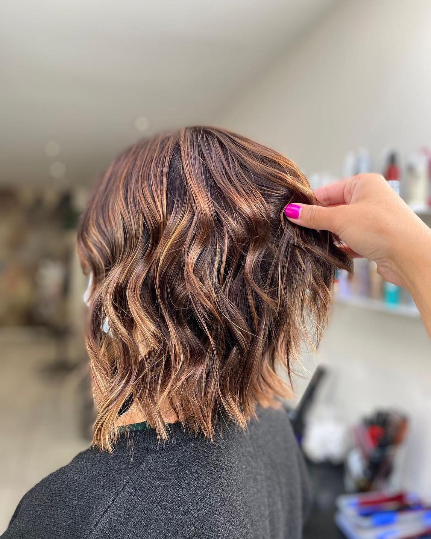 🍂🍂🍂Beautiful Autumn tones sums up this colour on Sally by @mckenzie_crewstylists... and look at that shine ✨✨✨
.
#lorealpronz #autumnhair #crewstylists #queenstownhairdresser