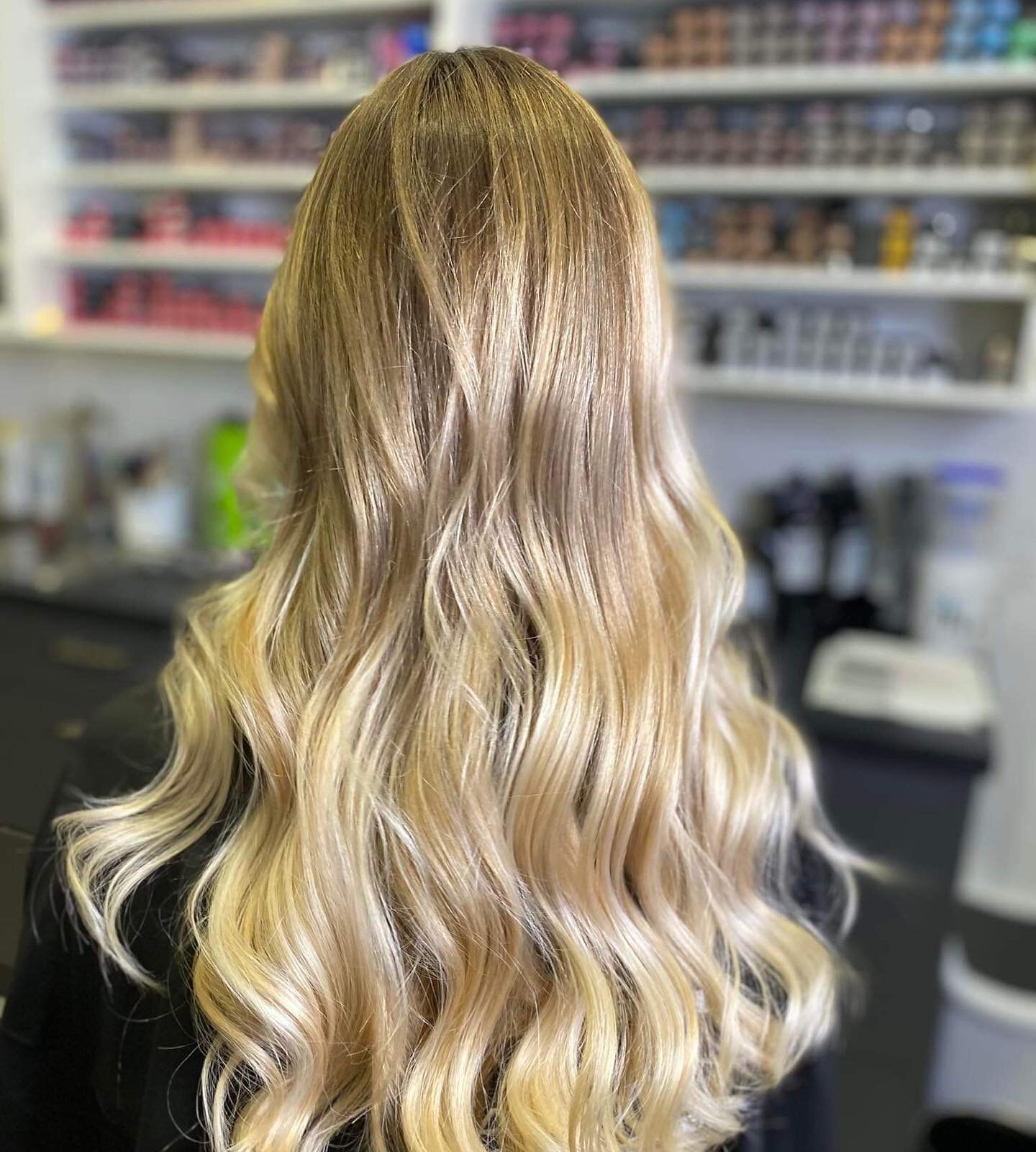 Check out the before ... Blonde Transformation by the very talented @debora_crewstylists ... Super glossy blonde with the help of the new Metal Detox.  No need for extra bonder it's already in the lightner 🤩 that's why we love @lorealpro . Your hair