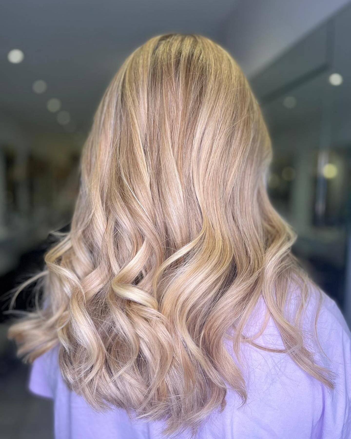 Blonde transformation ... this transformation was carefully executed by @debora_crewstylists ... not compromising the condition of her hair , it stayed strong and glossy with the help of metal detox pre colour treatment ! 
.
#healthyhair #lorealpronz