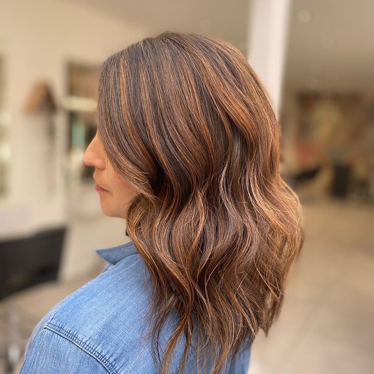 Coming in hot on this mumma to be !! @debora_crewstylists with a beautiful colour bronzed colour refresh by the very talented McKenzie .  This girl is getting hard to get into , make sure you plan ahead with your bookings. Email or book online. 
.
#l
