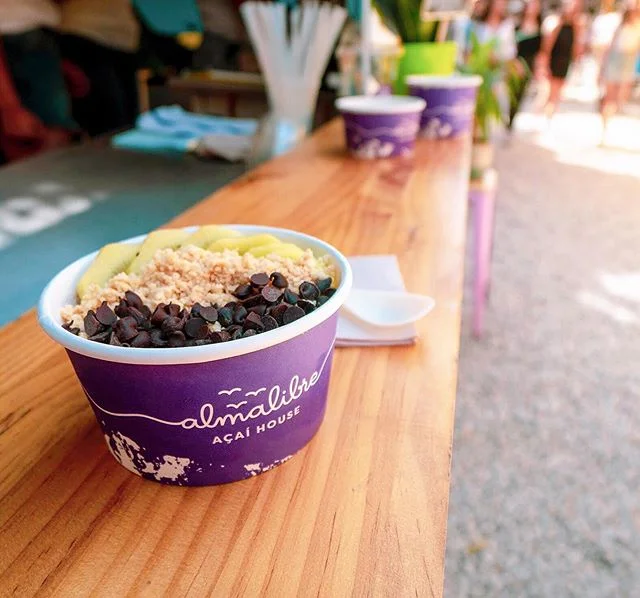 Pide tu açaí Almalibre para llevar en cualquiera de nuestros locales 🥄 🌱Envases biodegradables 
Estamos en Granada, Barcelona, Valencia y Miami
