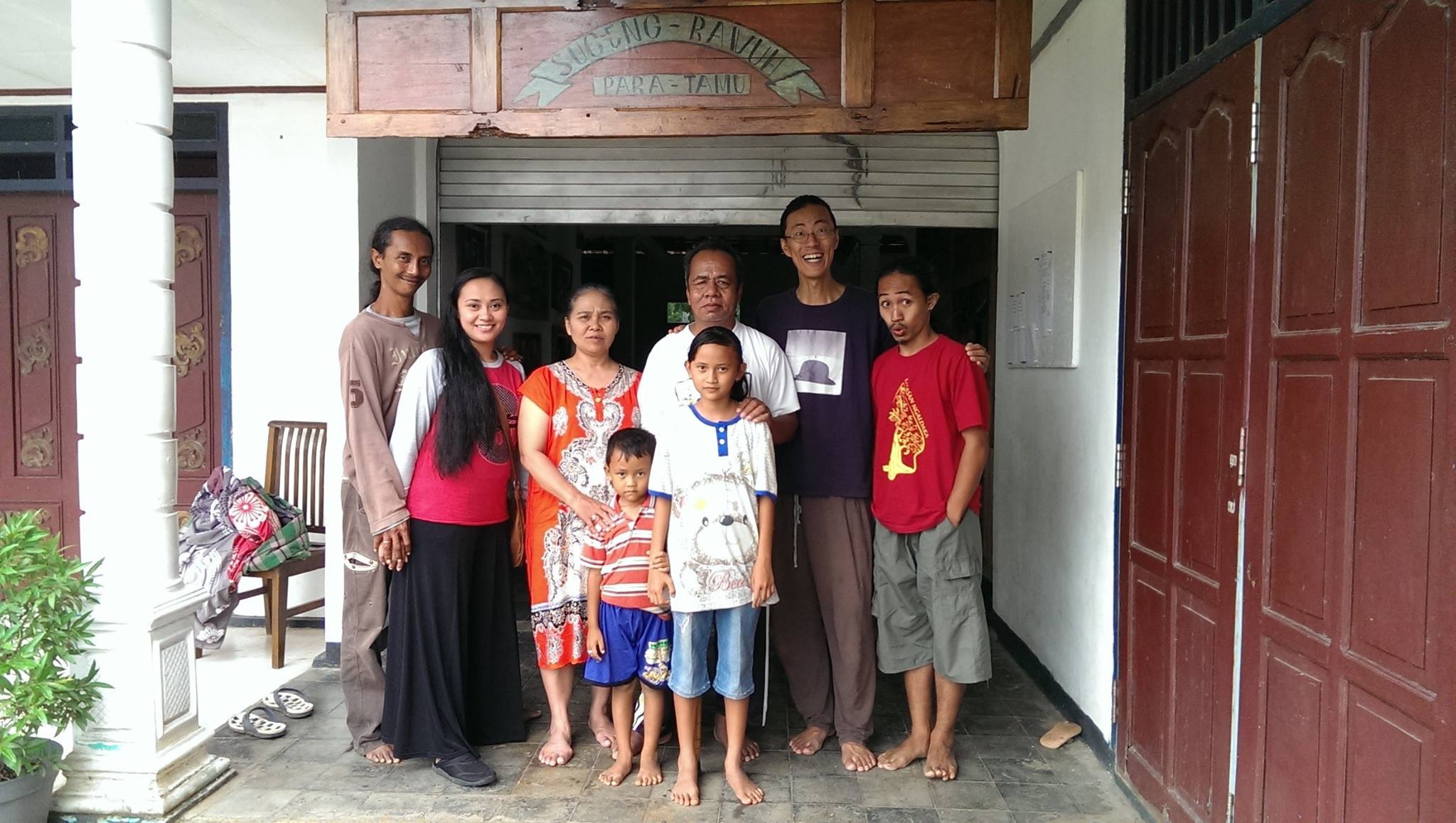 Agung Gunawan and Deaslina da Ary with their family in Pelem