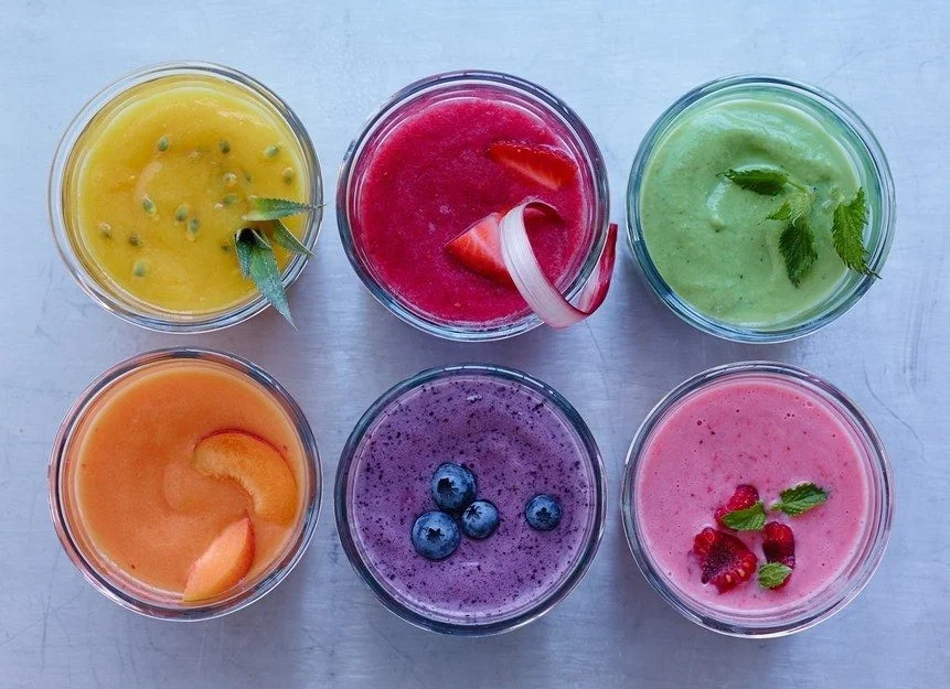 221a5fb88e374bdee9ba378a5181c666--healthy-fruit-smoothies-rainbow-smoothies.jpg