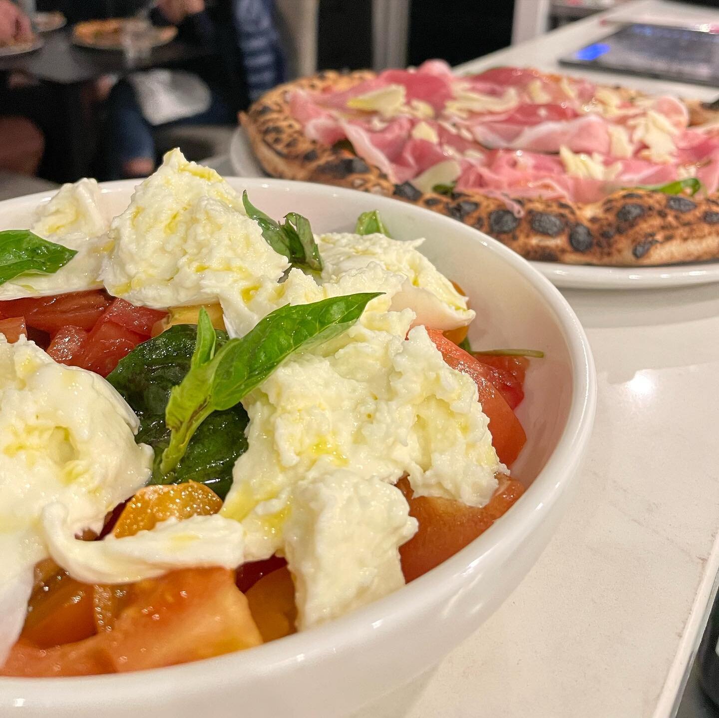 Caprese salad and pizza, a must to try combo 🤤 

🍕Takeaway, 📞 0401-579-199 menu👇

🍕: https://www.pizzeriavioletta.com.au/
📞:&nbsp;&nbsp;0401 579 199
📍: 10 Wongabel St, Kenmore, QLD 4069
⏳: Open daily 5pm

#woodfiredpizza #pizzalover #❤️🍕 
#pi