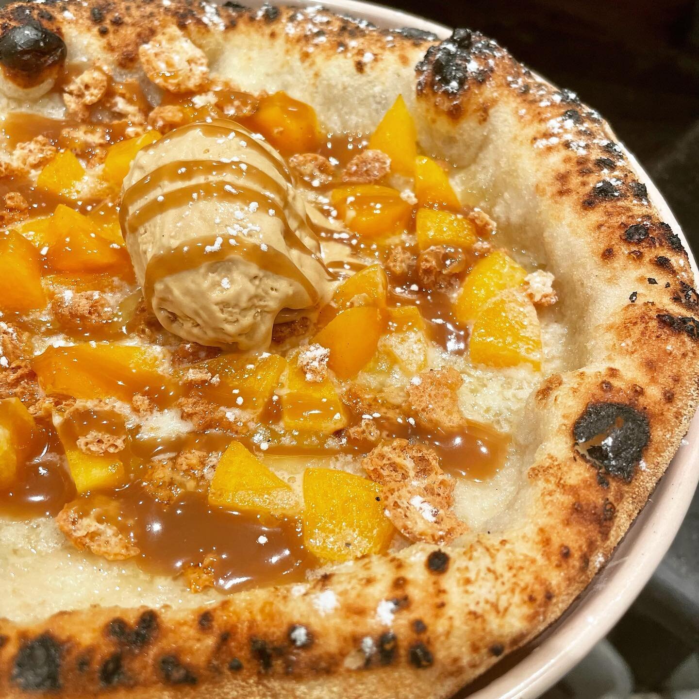 The weekend Chef special 🚨 🍕 has arrived with a new delicious sweet version pizza dessert 🤤 

&ldquo;Amaretti&rdquo; 🍨

Vanilla custard, diced peaches, amaretti crumble, vanilla ice cream, salted caramel sauce and a lot of love ❤️ 😋 

Book a tab