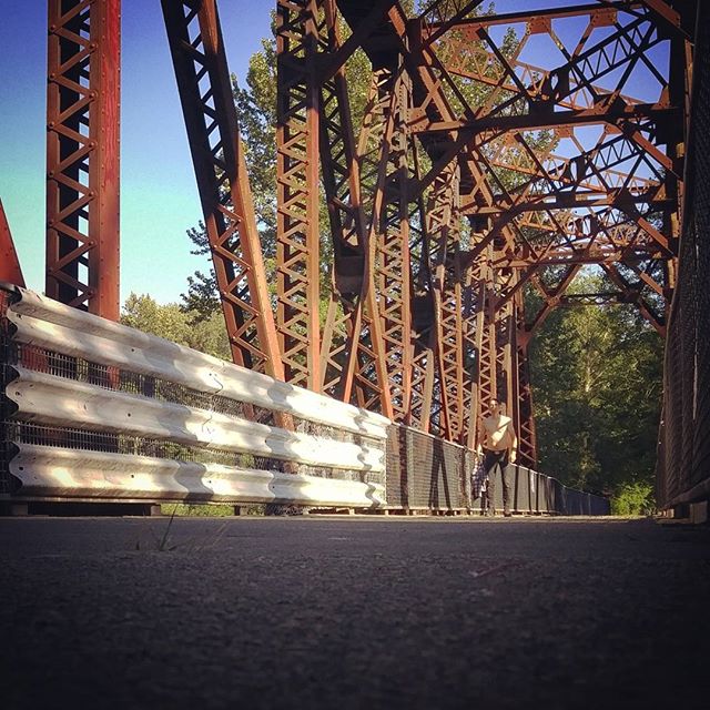 Was on the #twinpeaks bridge yesterday, where Ronnette Pulaski was wandering 26 years ago. Another wandering figure was found, as you can see in this pic. I high-tailed it outta there before he asked me for a light.