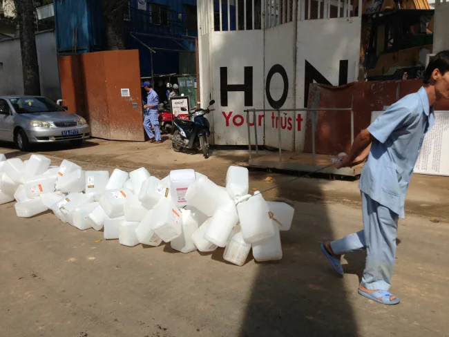 Một anh làm việc ở khu vực công trường sau lưng bệnh viện 