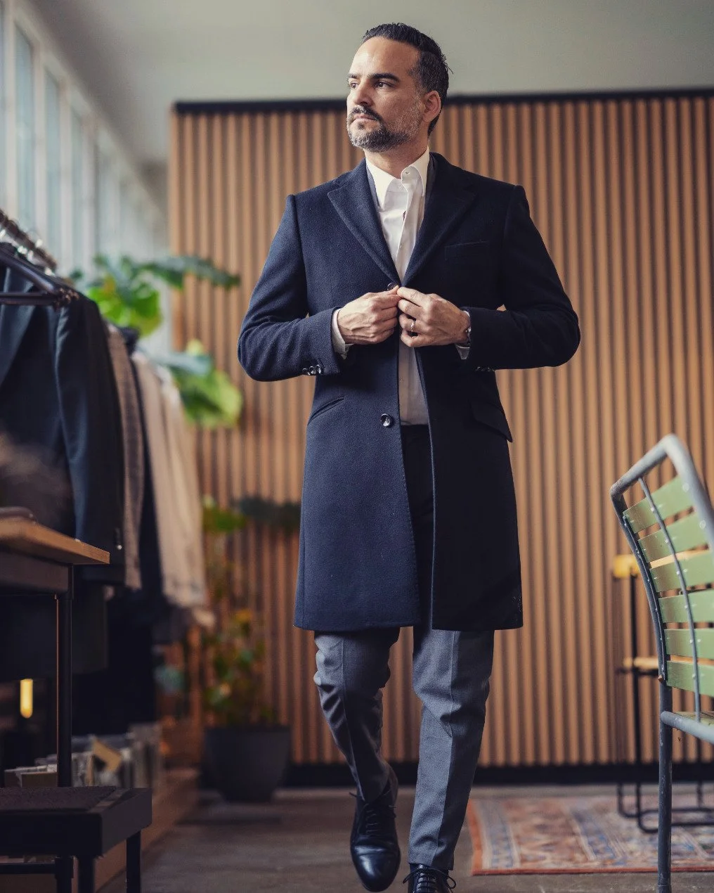 Schlicht. Elegant. Zeitlos.
SAM trägt den schwarzen Wollmantel aus der Feinmass Kollektion – ein Stück, das bleibt. Für immer. Kein Trend, kein Hype – einfach gute Handwerkskunst, perfekte Passform und Stil, der nie vergeht