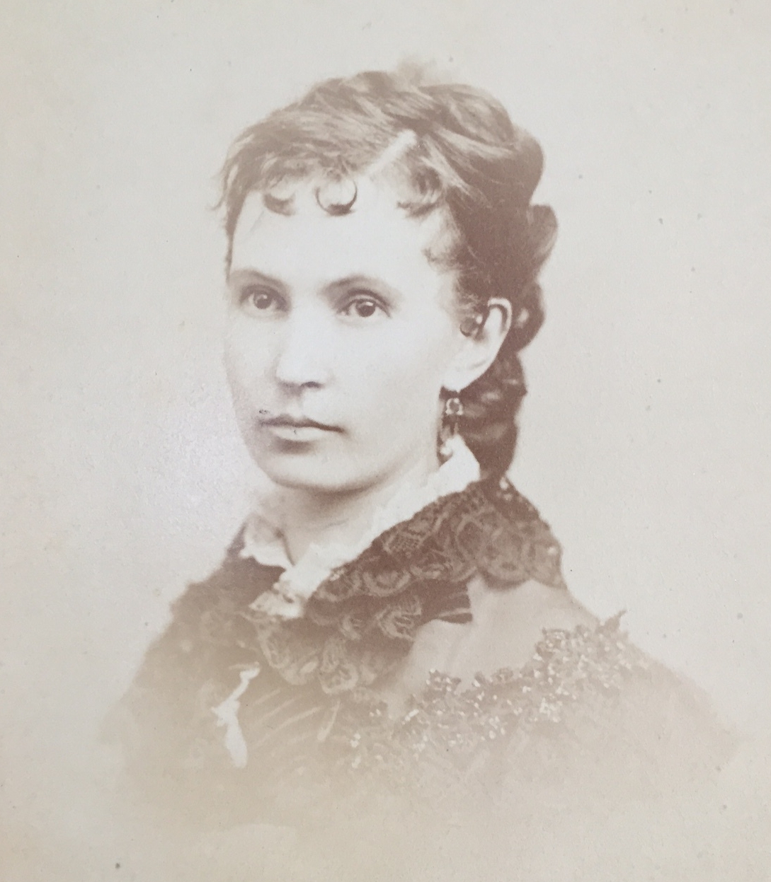 A young Mary Jane around the time Rossa was in English prisons. She travelled all over the USA, Canada and England reading her poetry, talking about the imprisoned Fenians and commanding huge audiences and supporting her family.