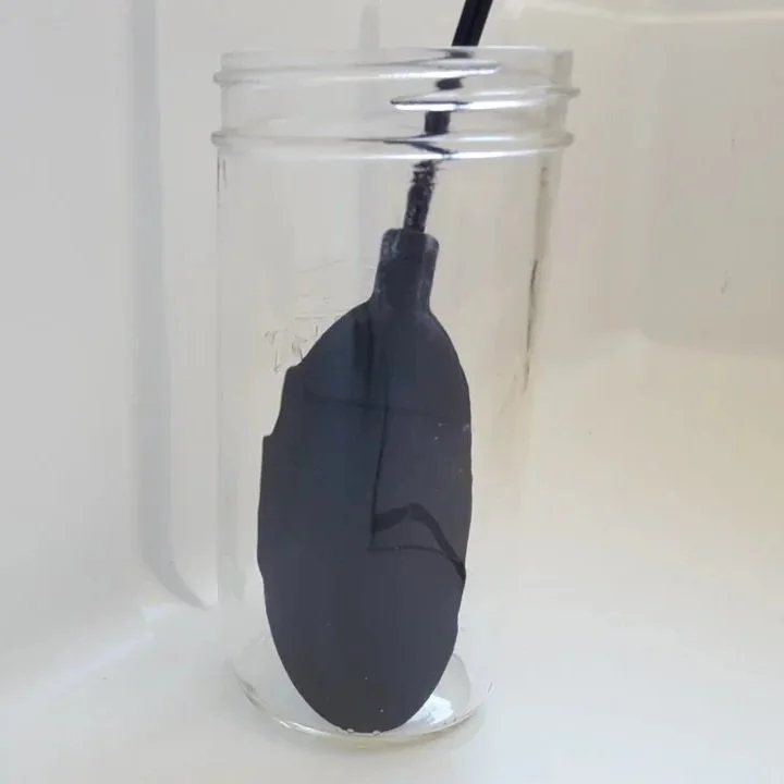 Aquarium heater submerged in a water-filled jar inside an insulated fig-storage box