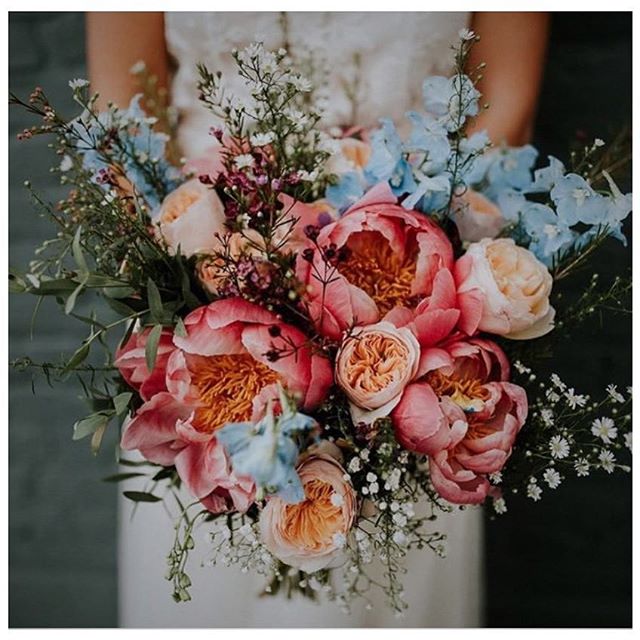 Wedding season begins to bloom💐 Loving this gorgeous flower arrangement photographed by @jonnymp featured on #theweddingbliss &hearts;️ #flowerseason #rp