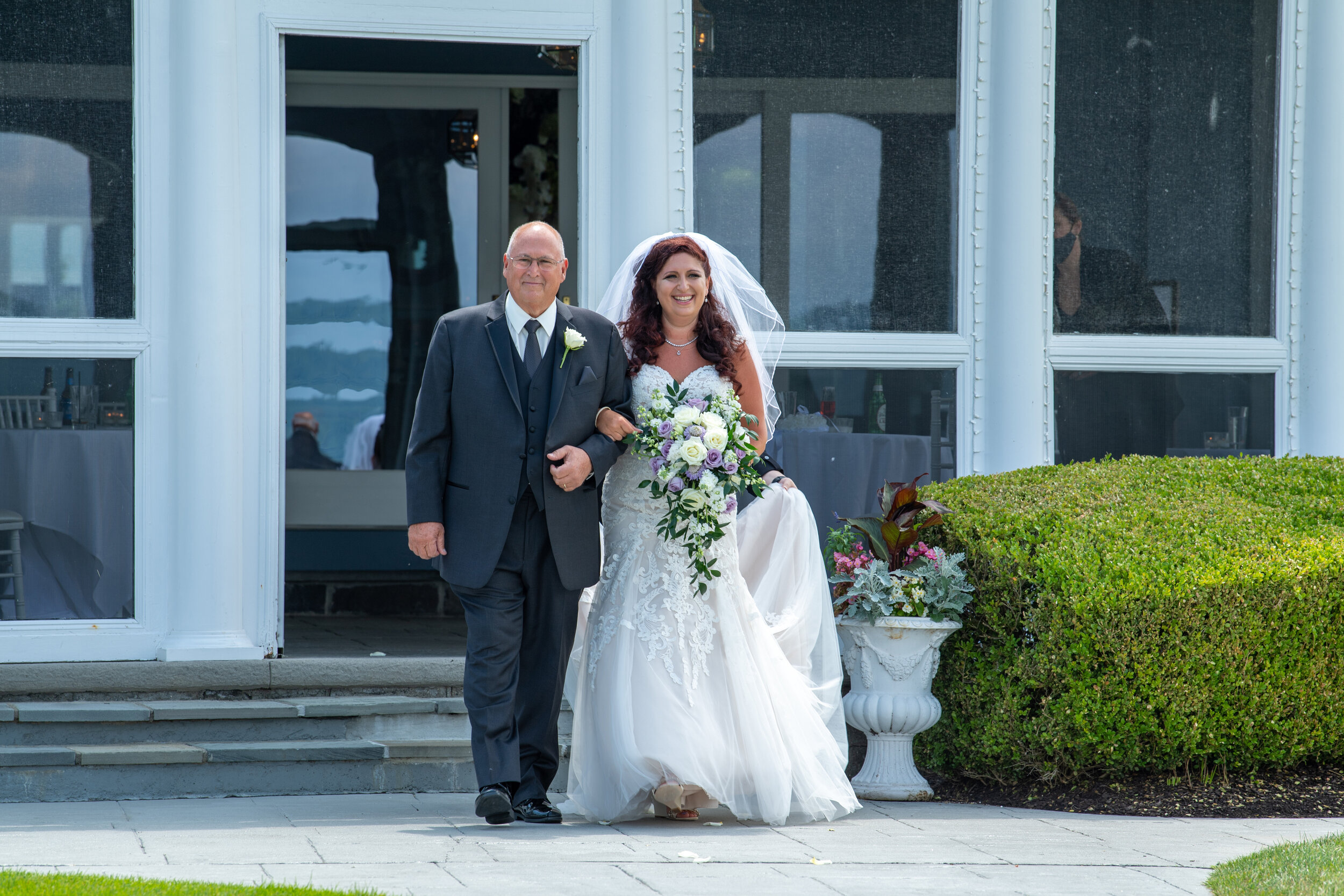 dad walks bride down the aisle at Candlewood Inn.jpg