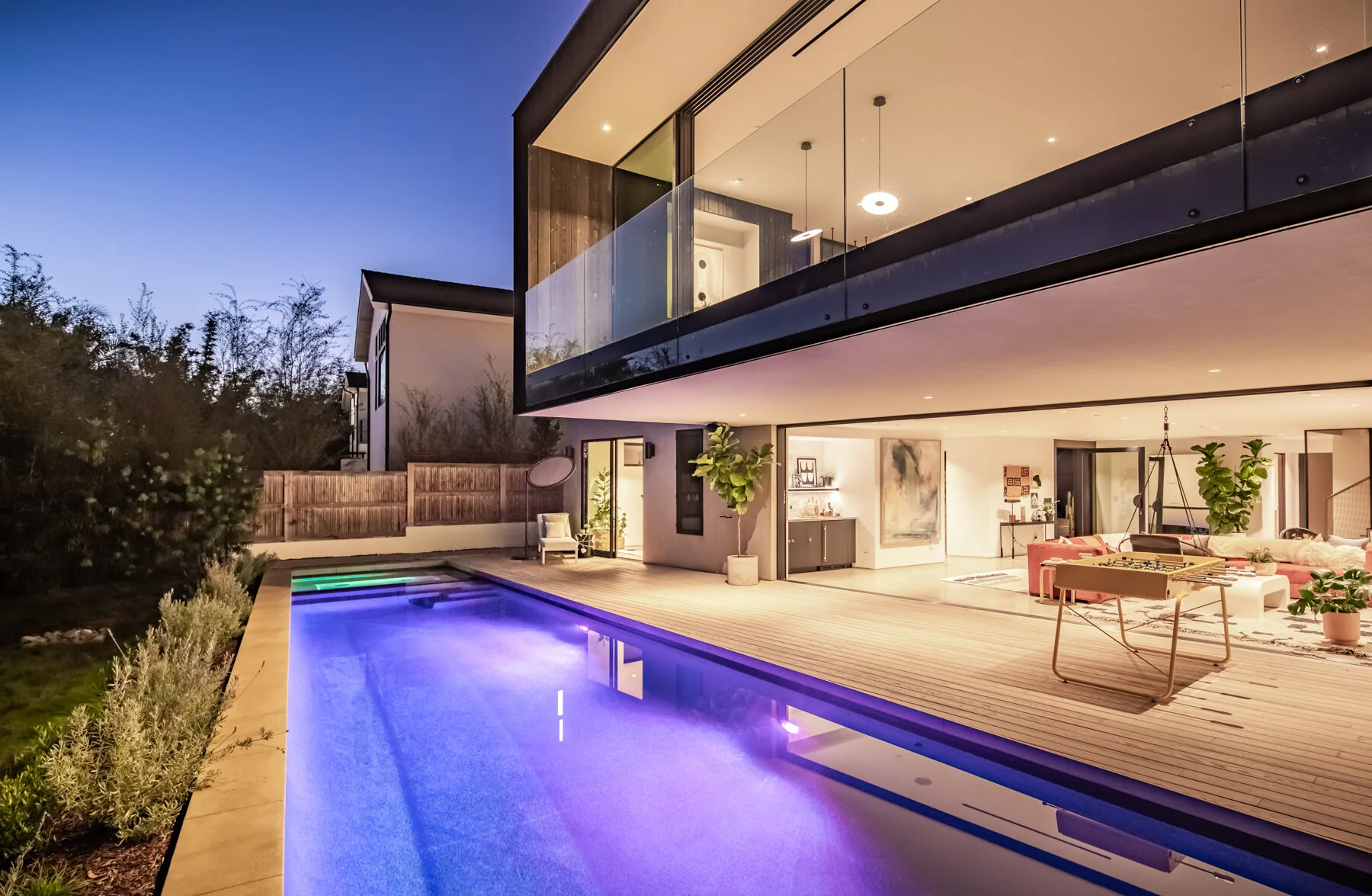  This ultra-modern home is located within the quiet, architecturally progressive neighborhood of Encinitas, San Diego - one of the best surf towns in the world! Innovative design solutions capitalize on topographical constraints to create an ocean vi