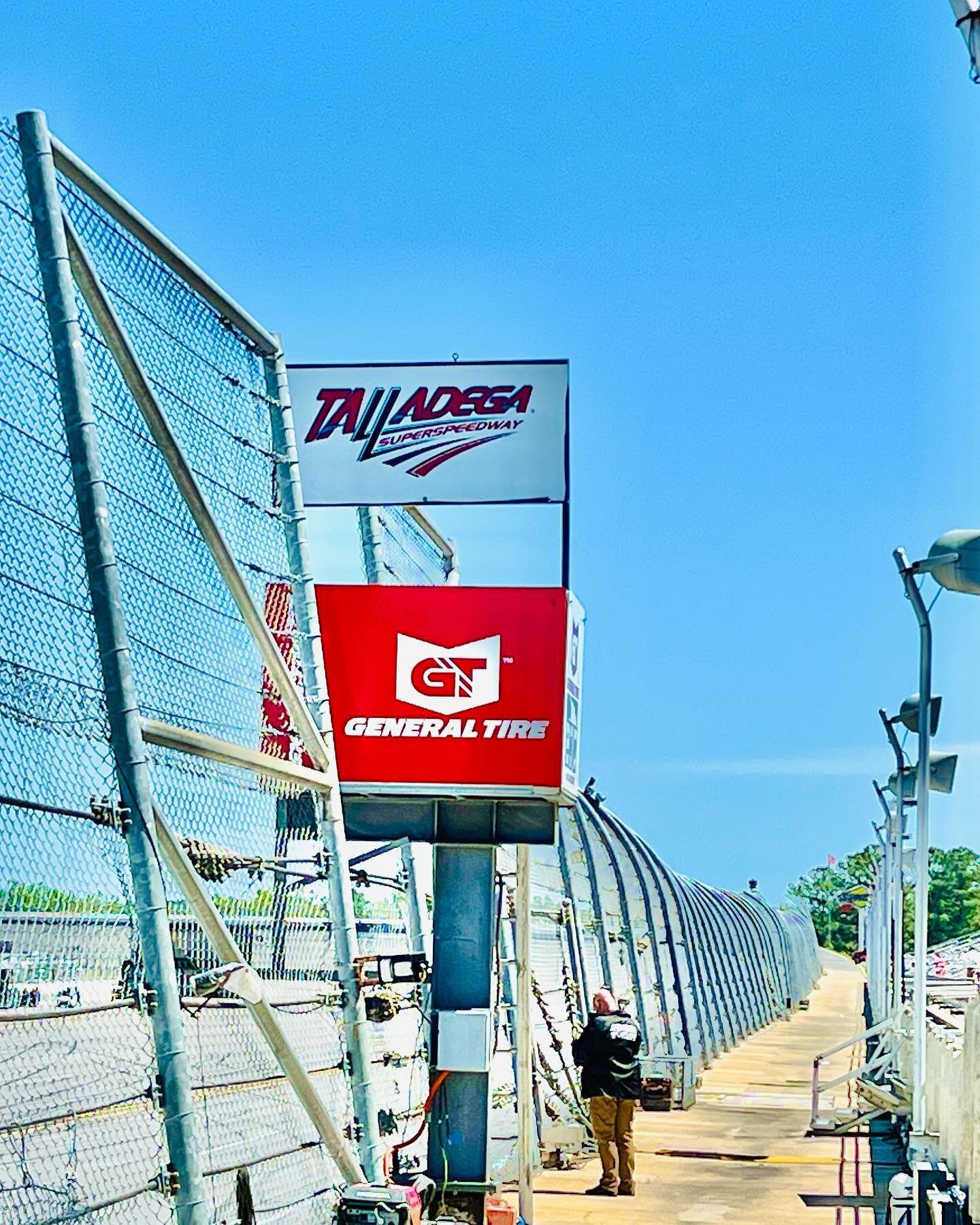 Starter stand swap out 🔁 #agpro300 set to kick off at 3pm here @talladega! 

#nascar #weavermedia #cupseries #xfinityseries #truckseries #arca #generaltire200 #agpro300 #geico500