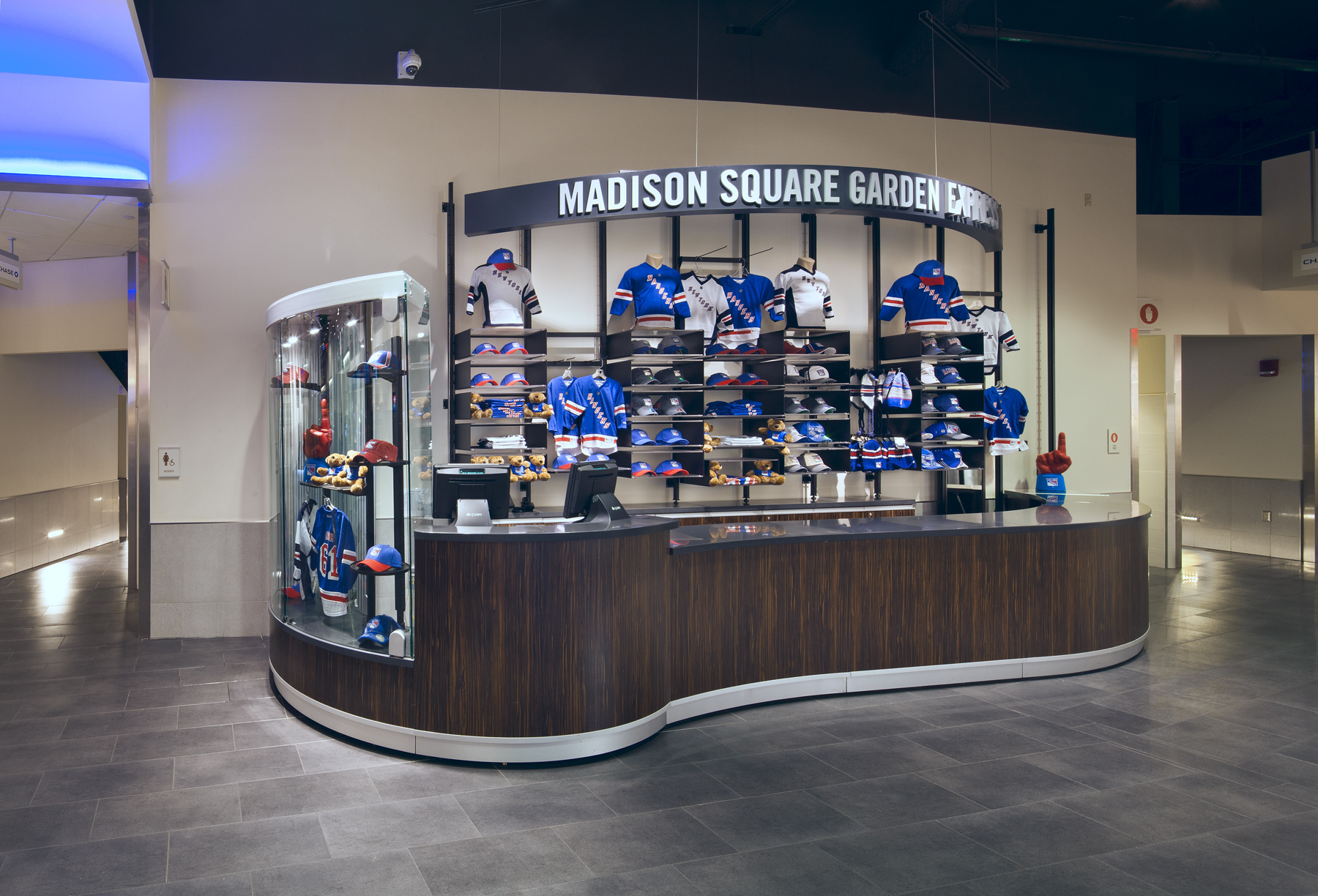 Madison Square Garden Stores. Tobin Parnes Design. NY. Retail Design. Express Store.