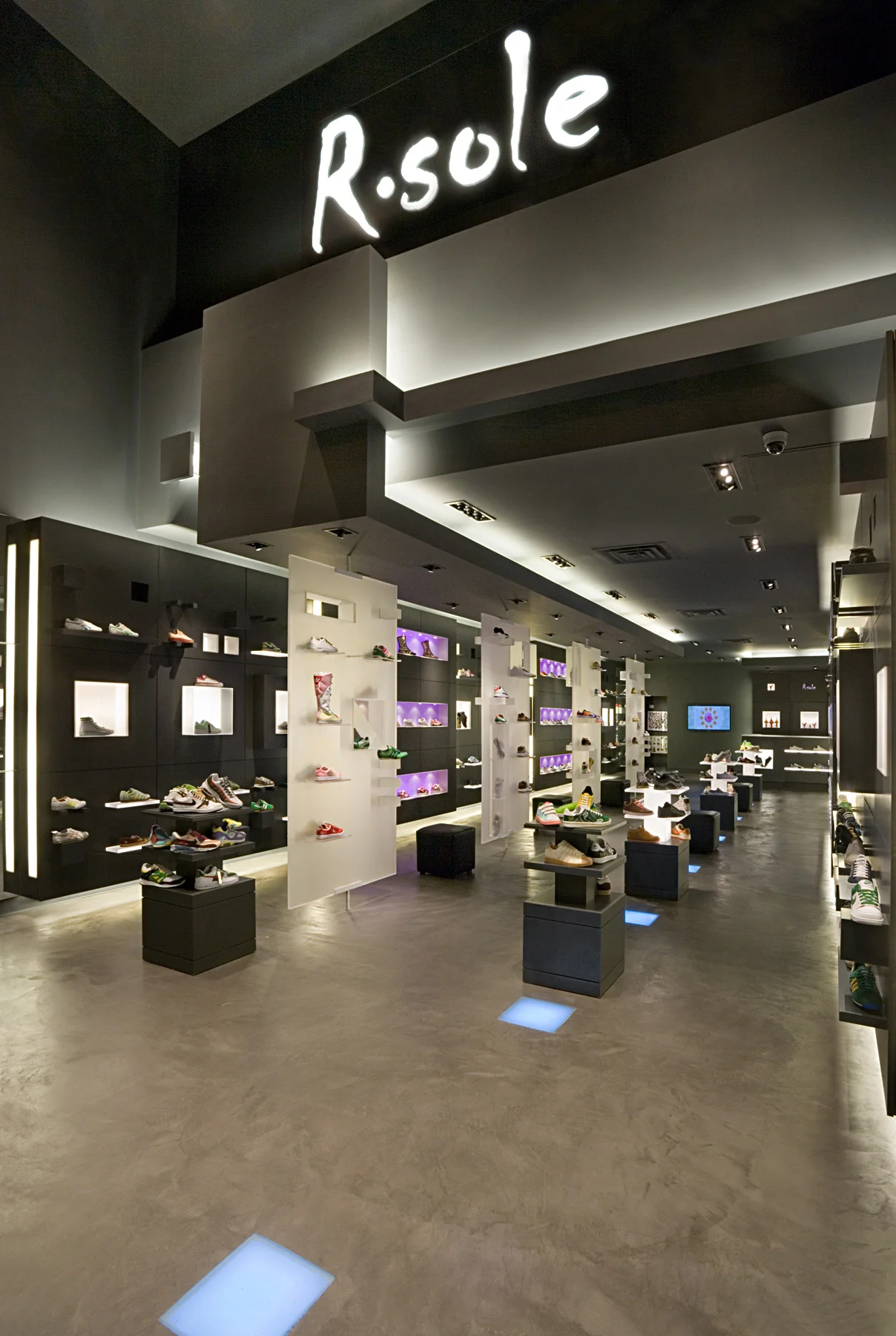 R. Sole. Tobin Parnes Design. Retail Design. Entry. Movable Display.