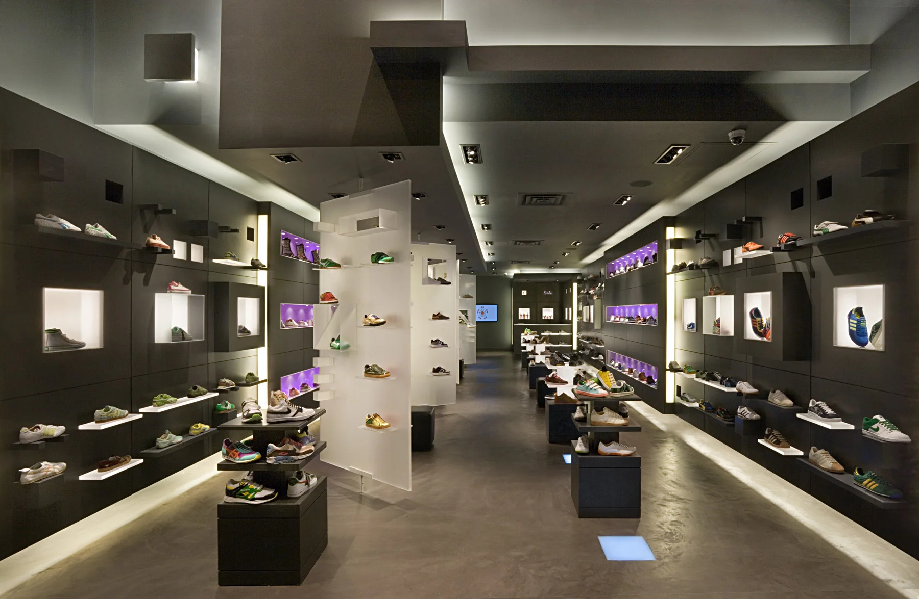 R. Sole. Tobin Parnes Design. Retail Design. Sales Area. Movable Display.