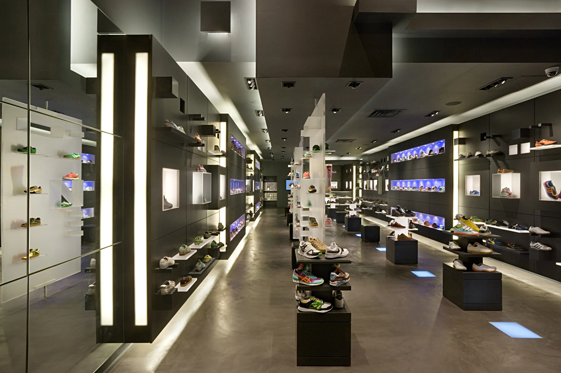 R. Sole. Tobin Parnes Design. Retail Design. Sales Area. Movable Display.