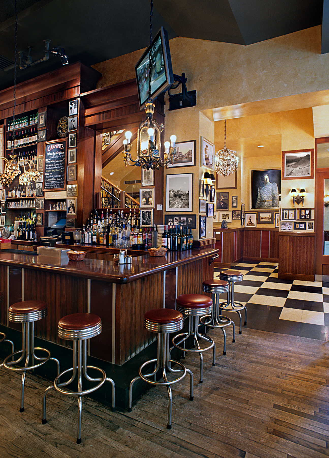 Carmine's Italian Restaurant. Tobin Parnes Design. NYC. Hospitality Design. Restaurant. Times Square. Millwork. Bar.