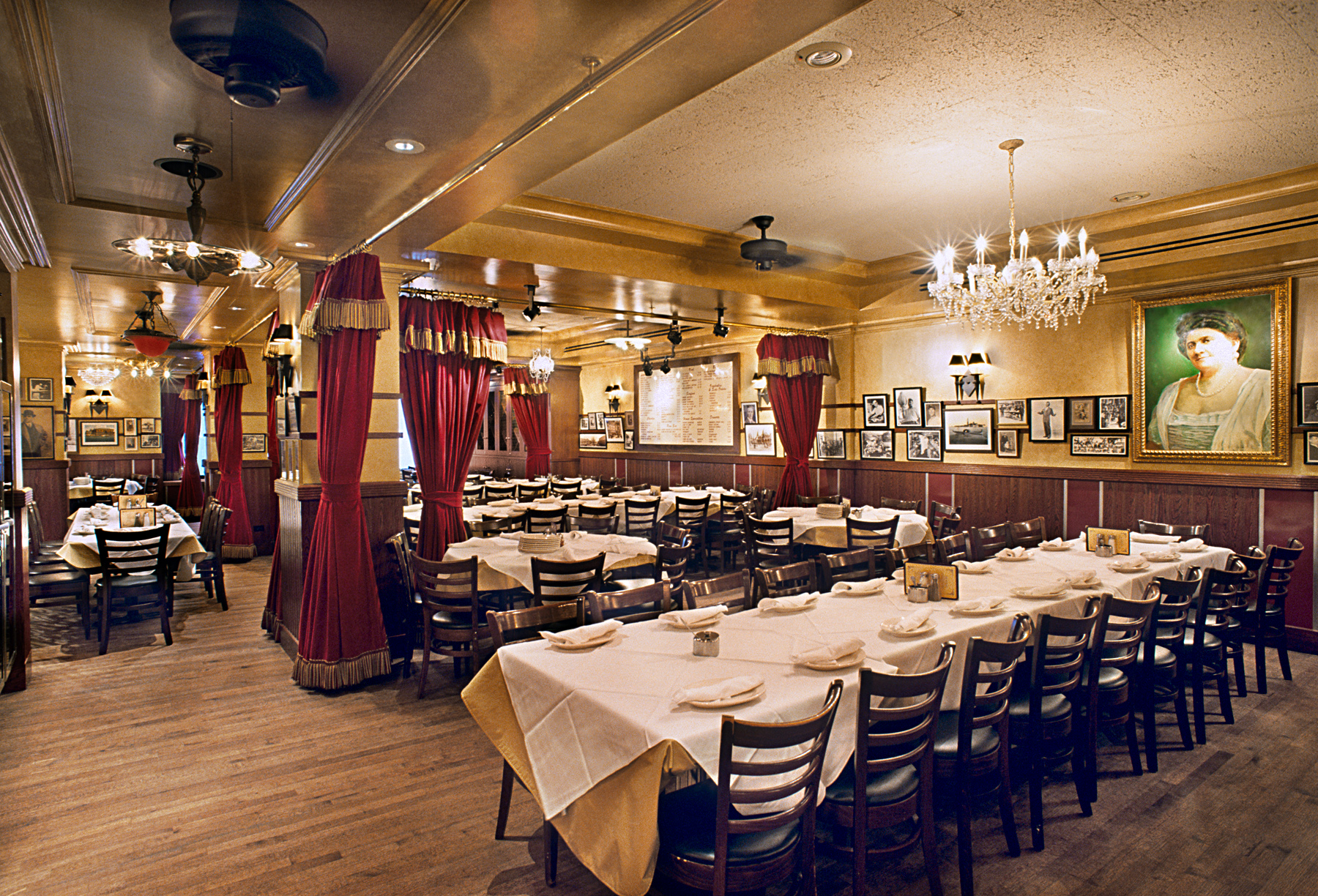 Carmine's Italian Restaurant. Tobin Parnes Design. NYC. Hospitality Design. Restaurant. Dining Area.