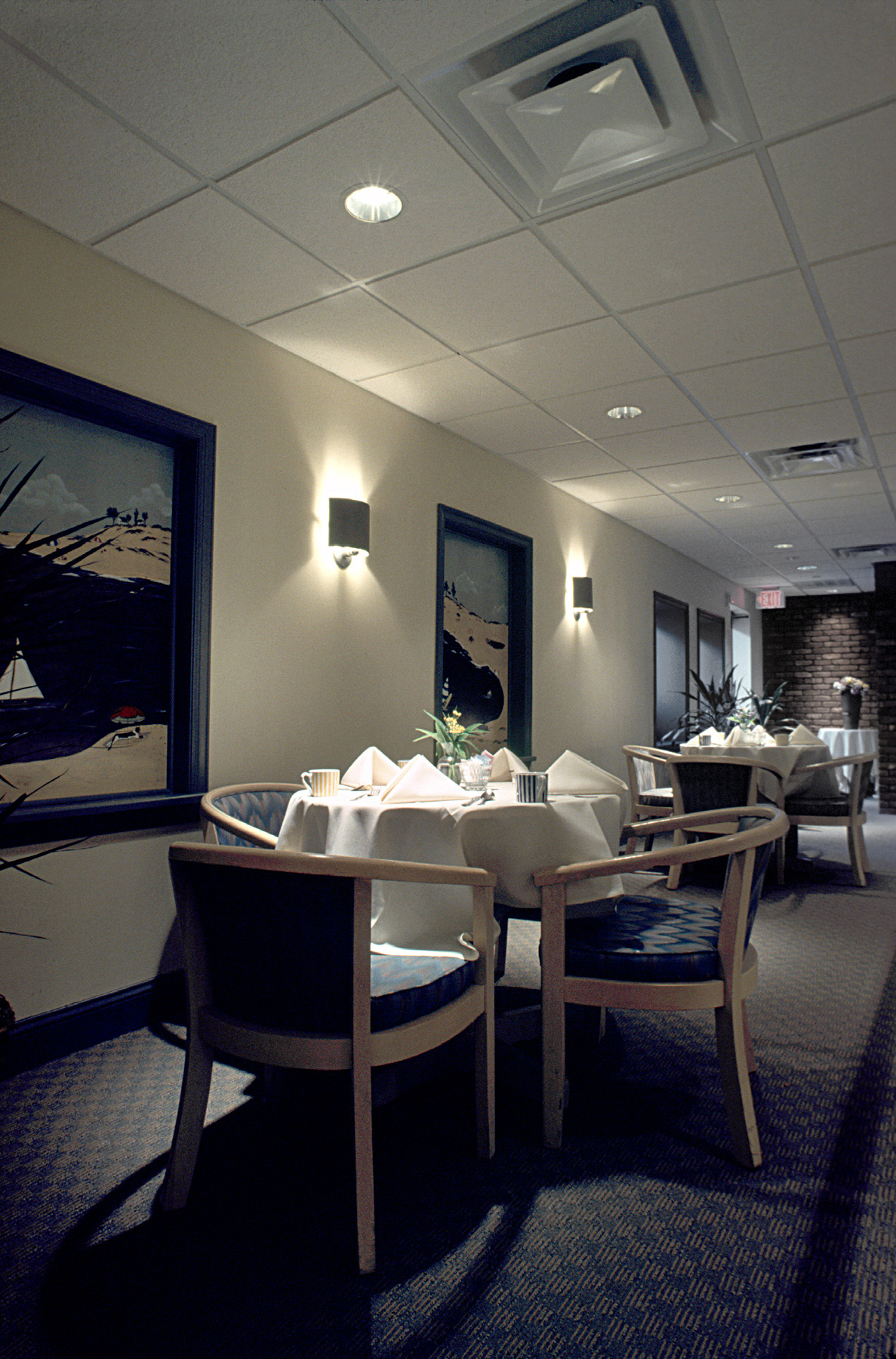 Southhamton Inn. Tobin Parnes Design. NY. Hospitality Design. Dining Area.