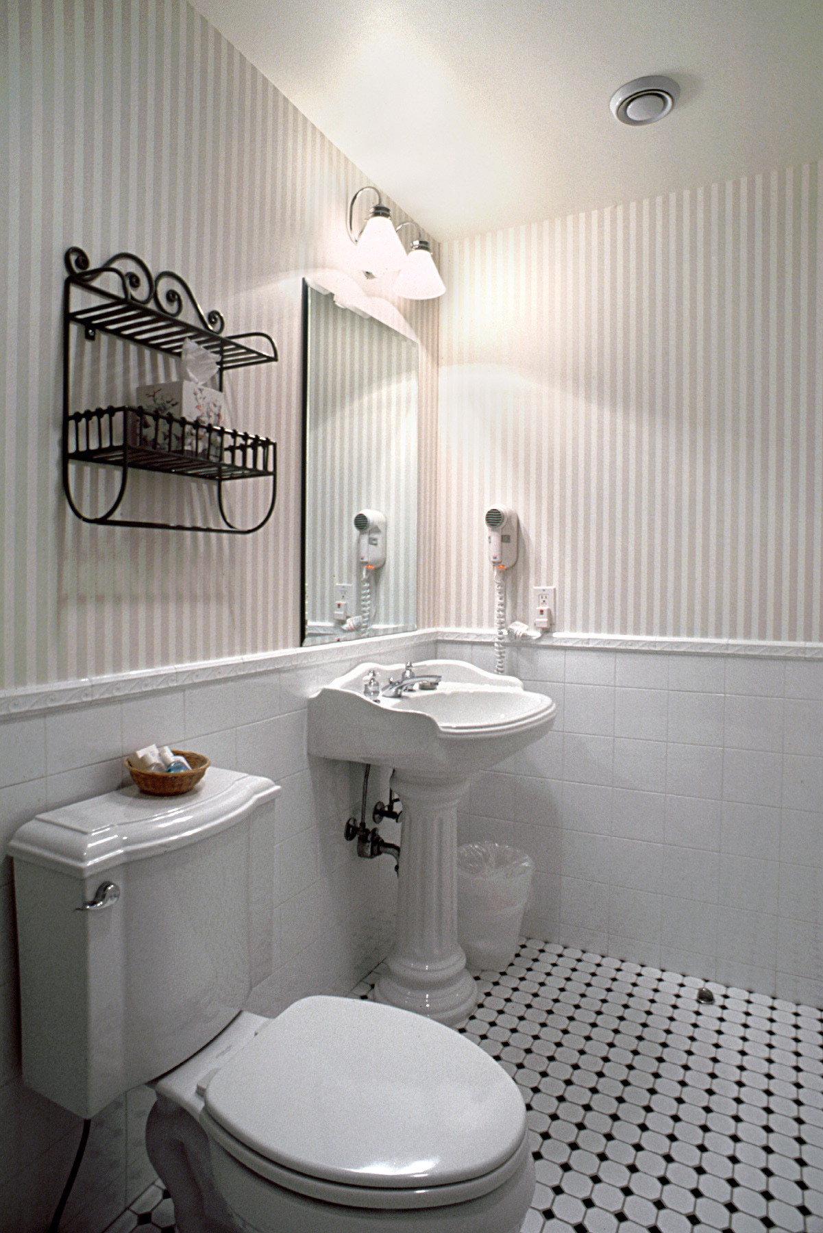 Southhamton Inn. Tobin Parnes Design. NY. Hospitality Design. Suite Restroom.
