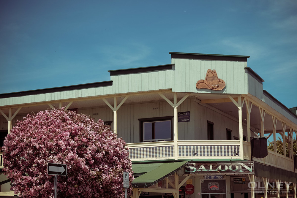 Saloon in Magog QC in colors street photography olney photographe sherbrooke