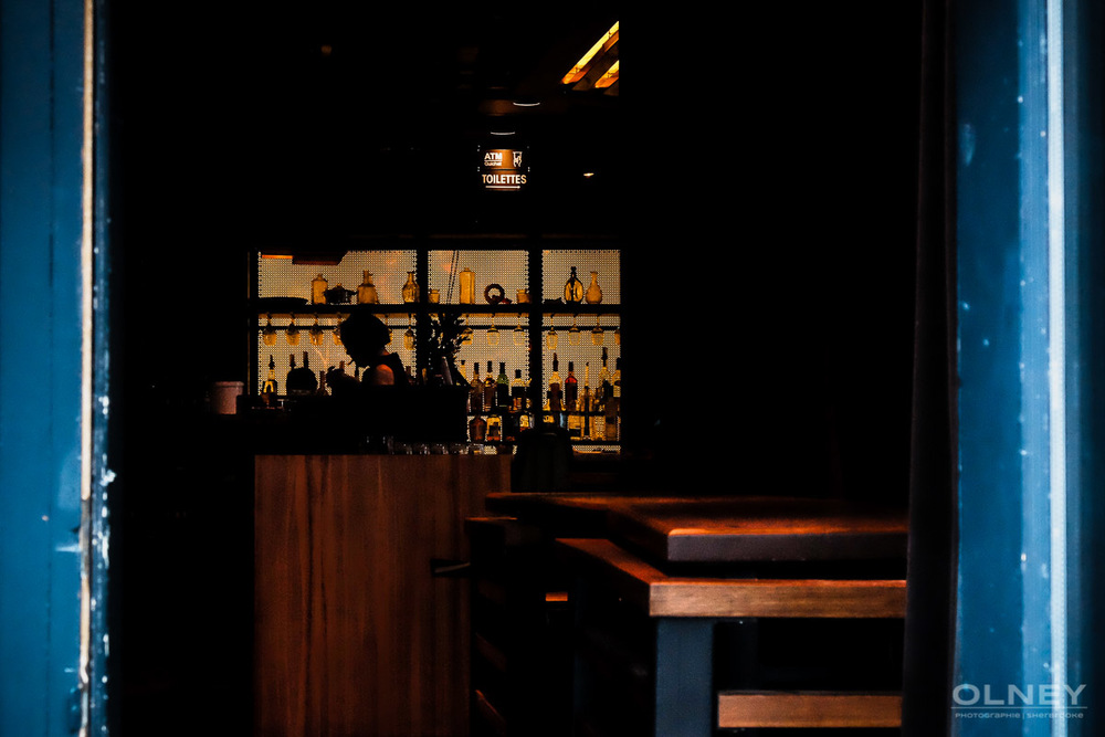 Peeking inside a bar montreal street photography olney photographe sherbrooke
