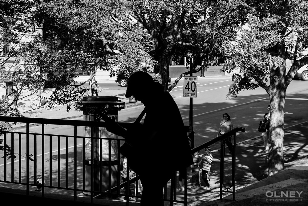 Silhouette de chansonnier montreal street photography olney photographe sherbrooke