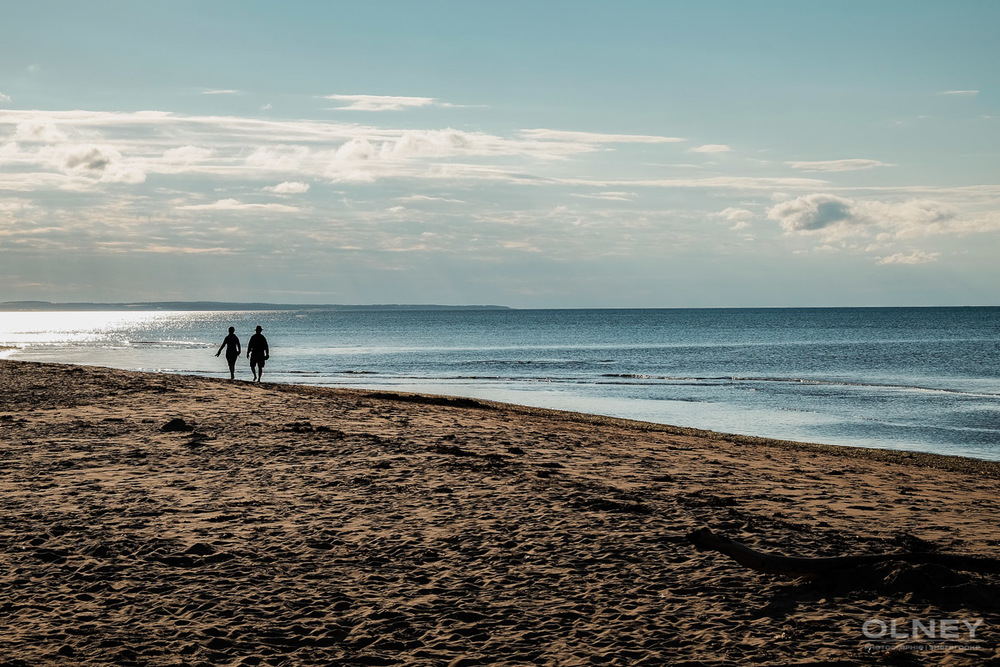 Couple by the Stanhope beach in PEI olney photographe sherbrooke