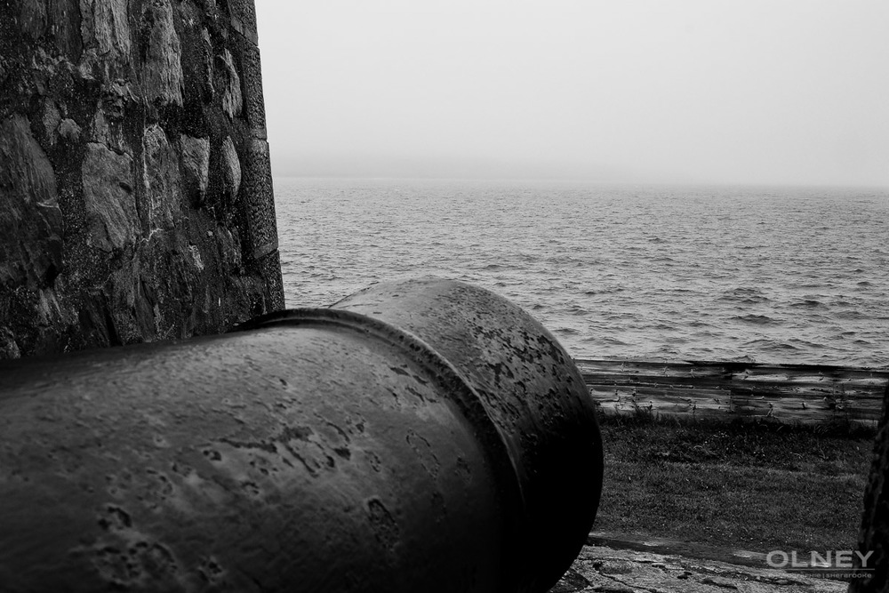 Cannon in Louisbourg Cap Breton black and white olney photographe sherbrooke