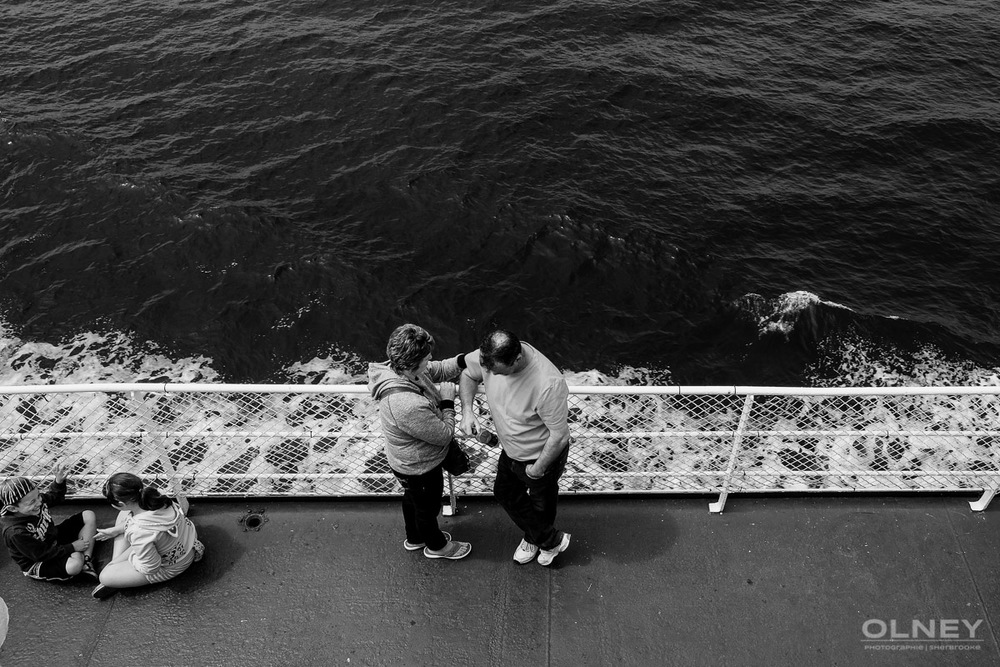 Comforting on the ferry black and white olney photographe sherbrooke