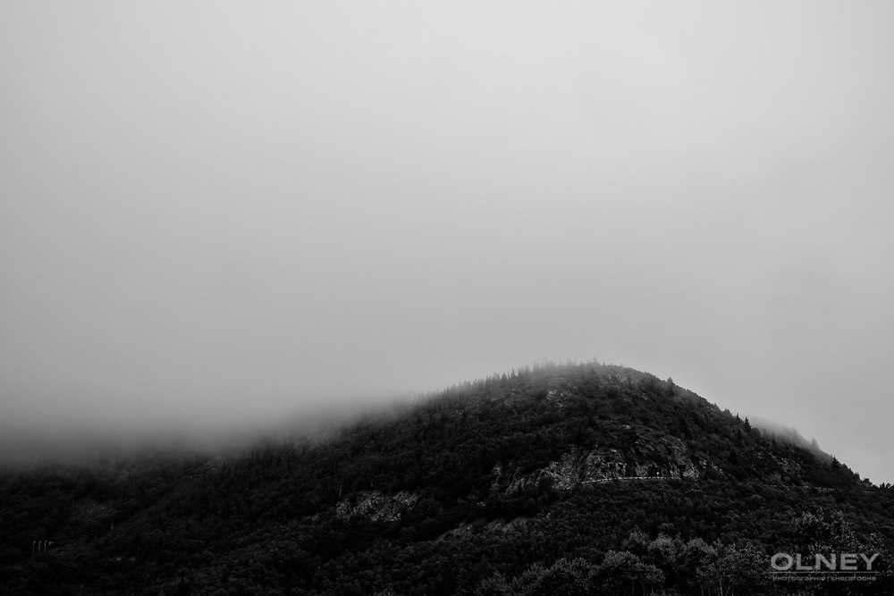 Hill in the mist in Cap Breton black and white olney photographe sherbrooke