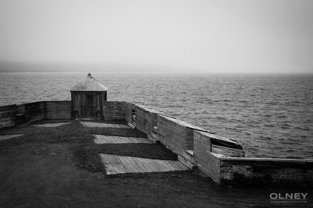 Looking posts in Louisbourg, Cap Breton Nova Scotia black and white olney photographe sherbrooke